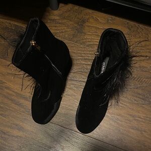 Jessica Simpson Black Ankle Boots with Feather Accent Sz 7